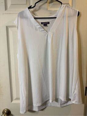 Women's Plus 22/24 Roamans’ V-Neck Sleeveless Blouse - White